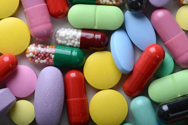 Lékárna téma. Vícebarevné izolované tablety a kapsle. — Stock fotografie