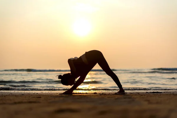 若い健康な女性練習ヨガでビーチで日没 — ストック写真