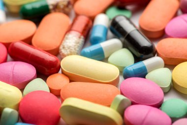 Eczane Tema. Çok renkli izole hap ve kapsül.