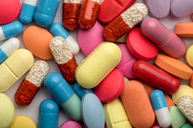 Eczane Tema. Çok renkli izole hap ve kapsül.