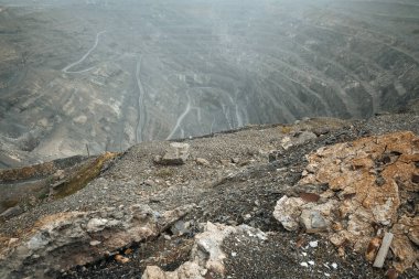Açık dev bir taş ocağında madencilik