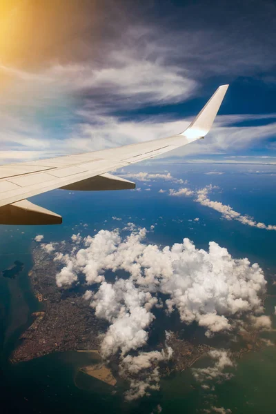 Ala de avião no céu nublado — Fotografia de Stock