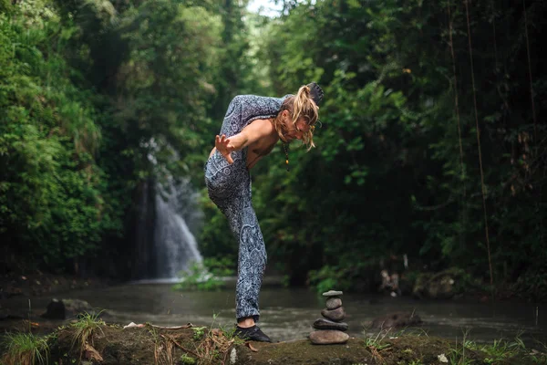 Pratica di yoga e meditazione in natura. Uomo che pratica vicino al fiume — Foto Stock