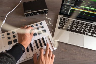Müzisyen onun bilgisayar müzik tunes kaydediyor. Birinci şahıs bakış