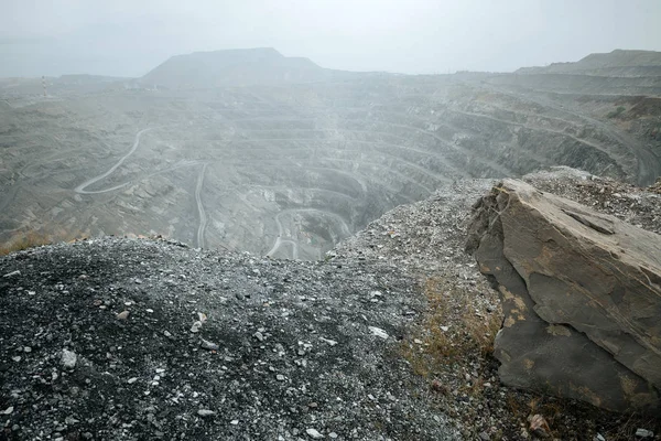 Mineração em uma pedreira gigante aberta — Fotografia de Stock