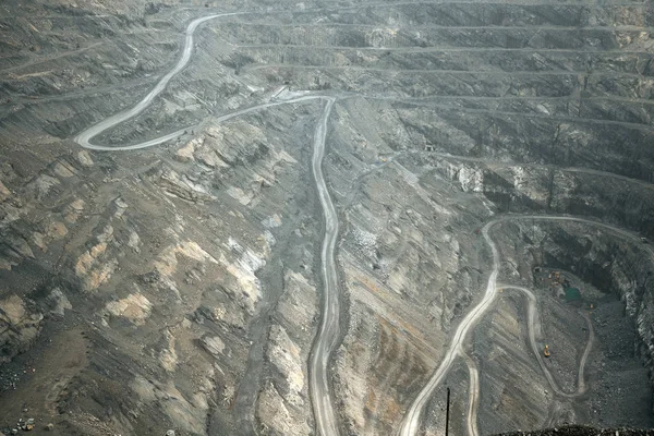 Exploitation minière dans une carrière géante ouverte — Photo