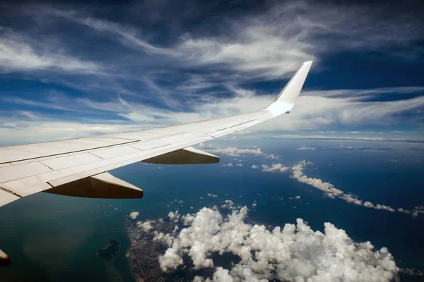 Ala de avião no céu nublado — Fotografia de Stock