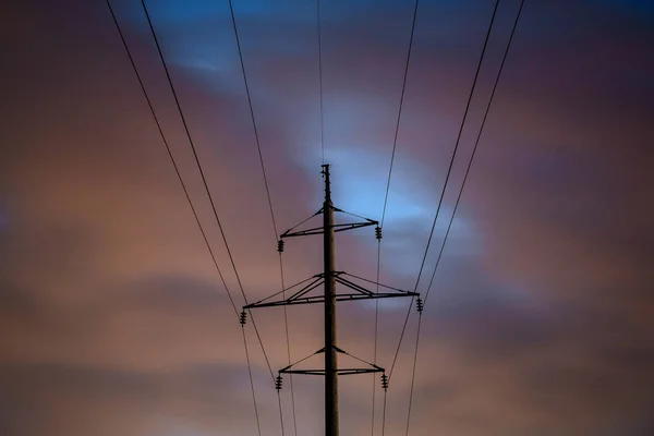 Kraftledning vid solnedgången. El — Stockfoto