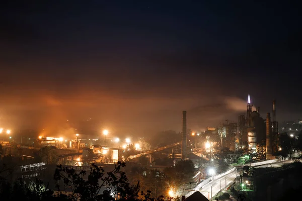 Γιγαντιαίο βιομηχανικό εργοστάσιο. Νυχτερινή προβολή — Φωτογραφία Αρχείου