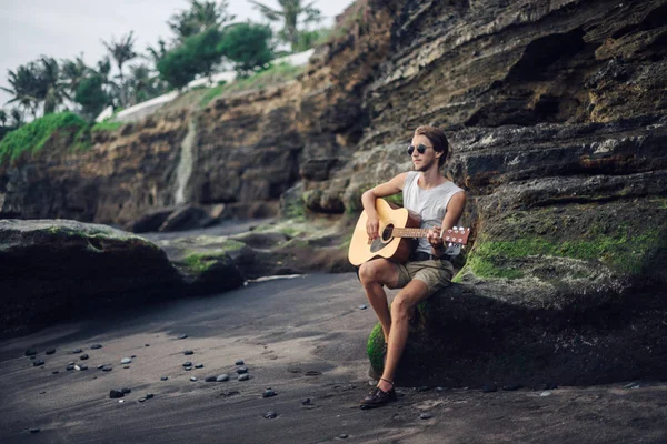 Romantic young man with a guitar on the beach — Stock Photo, Image