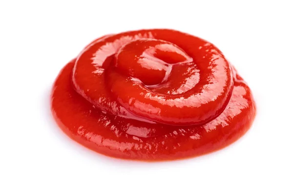 Rode ketchup tomatensaus close-up geïsoleerd op witte achtergrond — Stockfoto