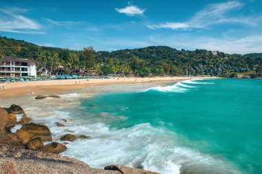 Taş ve üçlü ile Tayland deniz güzel görünümü. Üst görünüm.