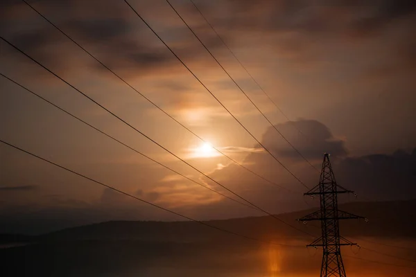 Kraftledning vid solnedgången. El — Stockfoto