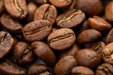 Kahve çekirdekleri yakın plan. Taze kavrulmuş