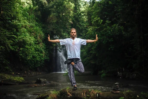 Yoga practice and meditation in nature. Man practicing near river — Stock Photo, Image