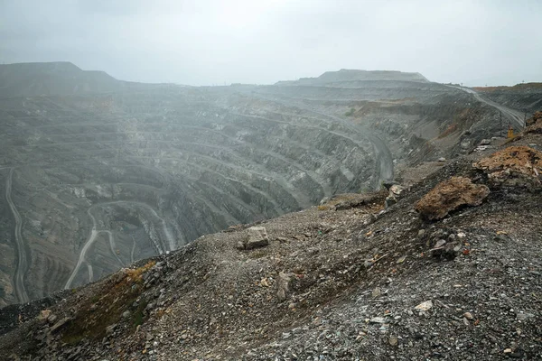 Açık dev bir taş ocağında madencilik — Stok fotoğraf