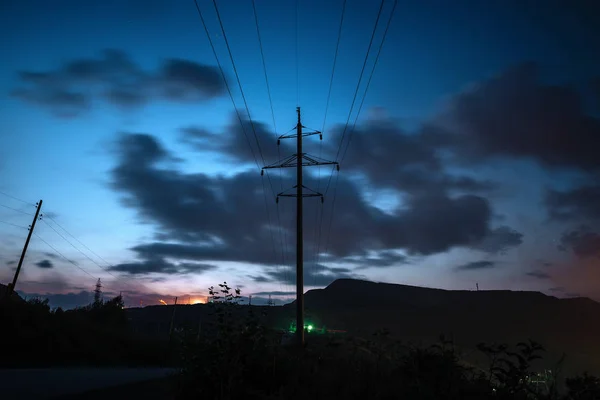 日落时的电力线路电力 — 图库照片
