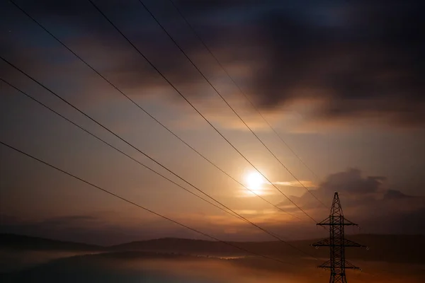 Elektrické vedení při západu slunce. Elektřina — Stock fotografie