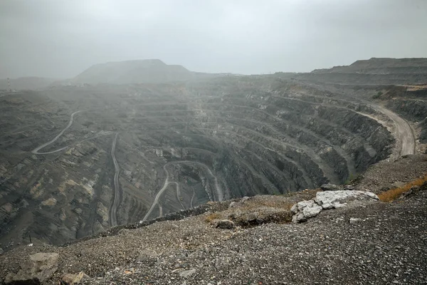 Mijnbouw in een open reuzen groeve — Stockfoto