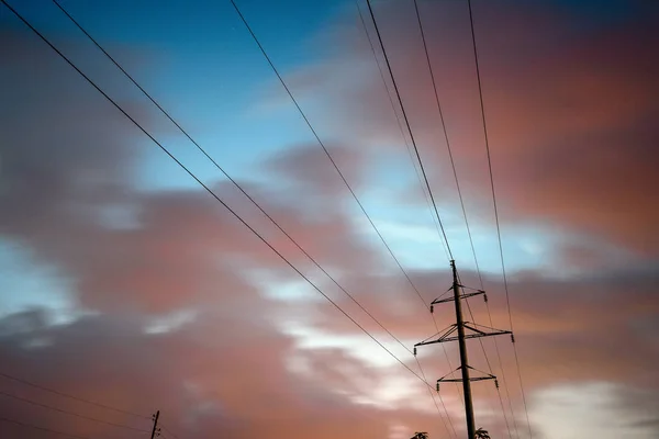 Linha eléctrica ao pôr-do-sol. Eletricidade — Fotografia de Stock