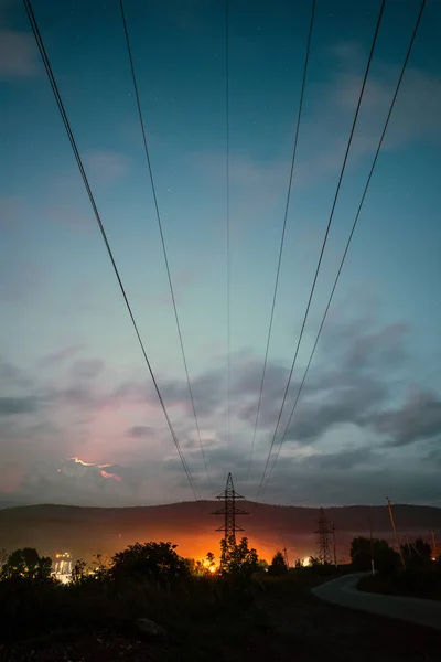 日落时的电力线路电力 — 图库照片