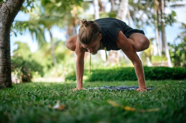 Erkek, dışarıda yoga ve meditasyon pratiği yapıyor.