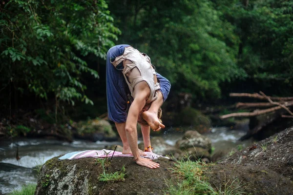 Йога практика и медитация в природе. Человек практикующий у реки — стоковое фото