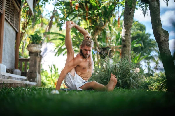 Pratica dell'uomo Yoga pratica e meditazione all'aperto — Foto Stock