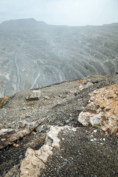 Minería en una cantera gigante abierta —  Fotos de Stock
