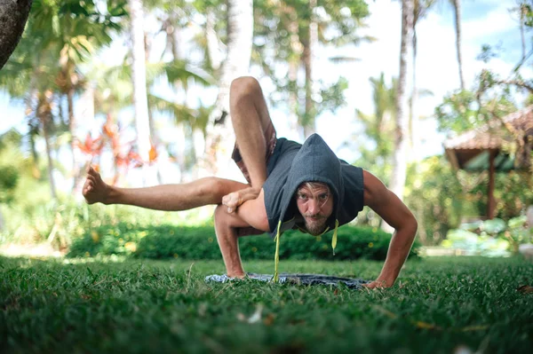 Muž praxe jóga praxe a meditace venku — Stock fotografie