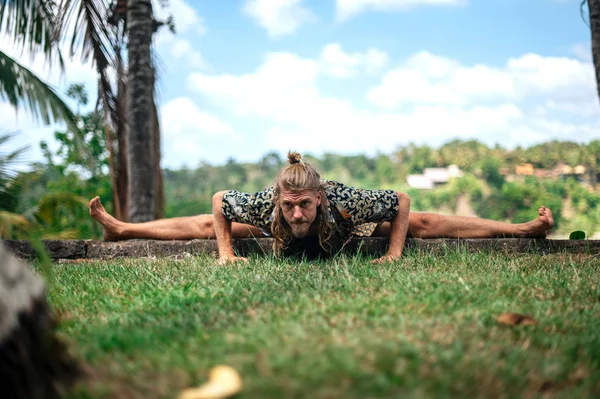 Pratica dell'uomo Yoga pratica e meditazione all'aperto — Foto Stock