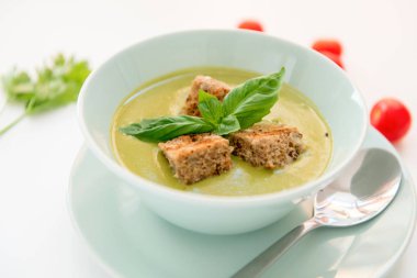 Akşam yemeği masada krem bezelye çorbası