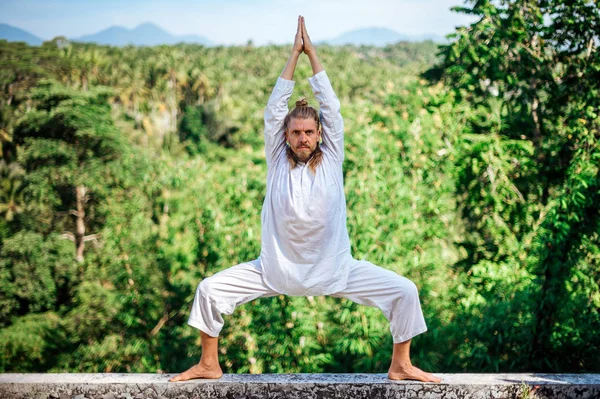 Mann praktiziert Yoga und Meditation im Freien — Stockfoto