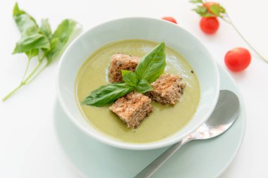 Akşam yemeği masada krem bezelye çorbası