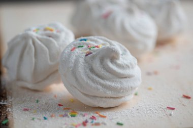 Ahşap masada Rus şekerlemesi