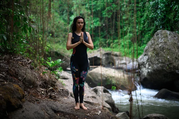 Yoga beoefening en meditatie in de natuur. Vrouw in de buurt van rivier — Stockfoto