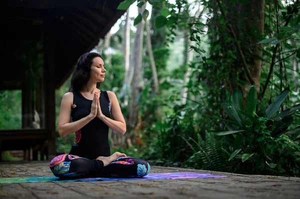 Cvičení jógy a meditace v přírodě. Žena cvičí u řeky — Stock fotografie