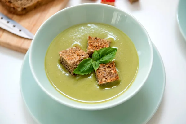 Zuppa di crema di piselli sul tavolo da pranzo — Foto Stock