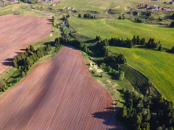 Visão do drone em um campo arado — Fotografia de Stock
