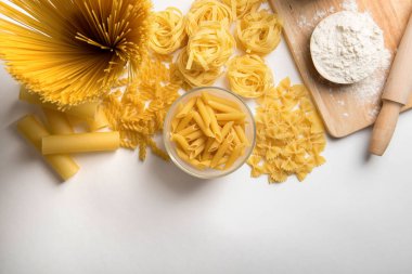 Beyaz bir arka plan üzerinde makarna çeşitleri