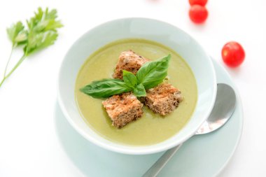 Akşam yemeği masada krem bezelye çorbası