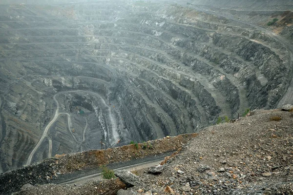 Minería en una cantera gigante abierta —  Fotos de Stock