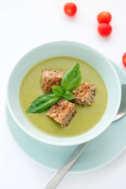 Akşam yemeği masada krem bezelye çorbası