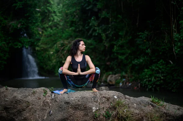 Yoga beoefening en meditatie in de natuur. Vrouw in de buurt van rivier — Stockfoto