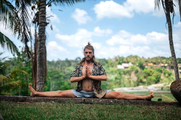 Mann praktiziert Yoga und Meditation im Freien — Stockfoto