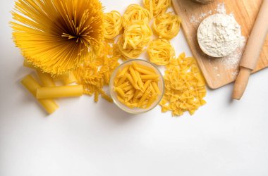 Beyaz bir arka plan üzerinde makarna çeşitleri