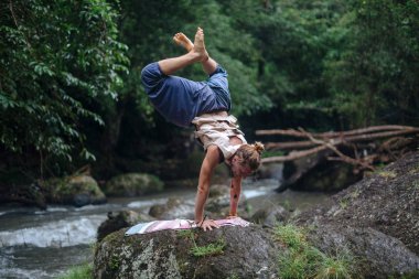 Erkek, dışarıda yoga ve meditasyon pratiği yapıyor.