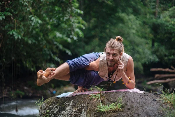 Yoga beoefening en meditatie in de natuur. Man beoefenen in de buurt van de rivier — Stockfoto