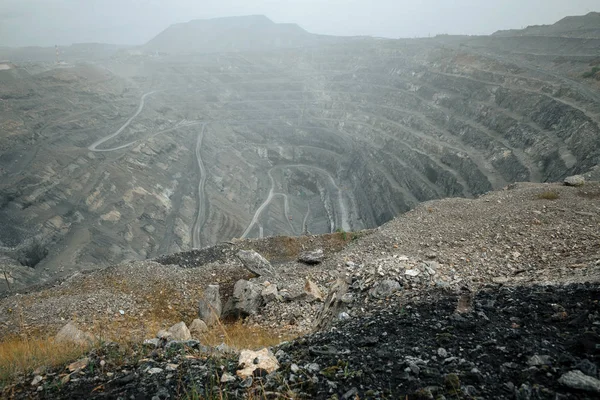 Açık dev bir taş ocağında madencilik — Stok fotoğraf