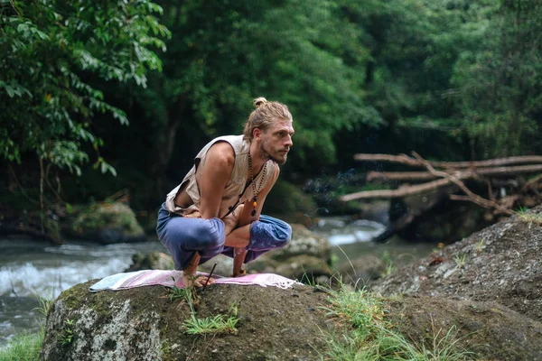 Йога практика и медитация в природе. Человек практикующий у реки — стоковое фото